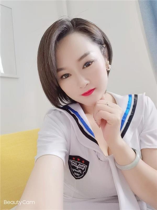 短发气质美女，身材很好