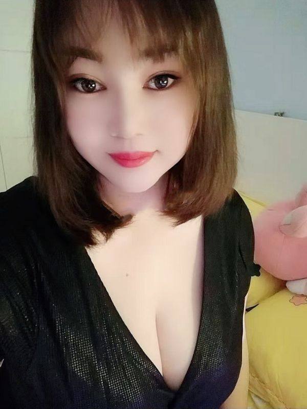 一枚胸大屁股大，服务非常好的少妇