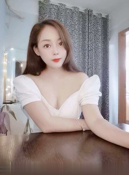 高个美女小艾米